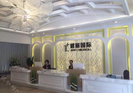 廣州健麗（lì）醫美去眼袋（dài）手術價格表（biǎo），不開刀技（jì）術（shù）是否值得2025元起的價格？